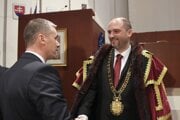 December 2018. Dosluhujúci zastupujúci primátor a porazený hlavný protikandidát Martin Petruško (Smer) gratuluje Jaroslavovi Polačekovi (nezávislý). Koncom roka spoznáme nového primátora Košíc. 