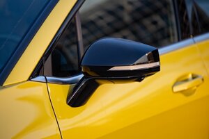 Uchytenie zrkadiel má Sportage až pod oknom, čo zlepšuje výhľad šikmo vpred. 