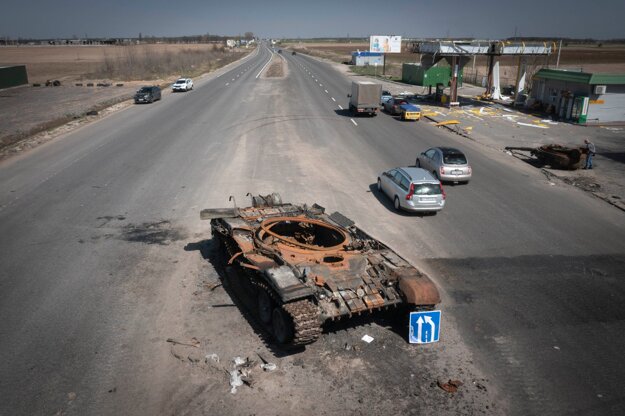 Zničený ruský tank na ceste smerom do Kyjeva. (zdroj: TASR/AP)