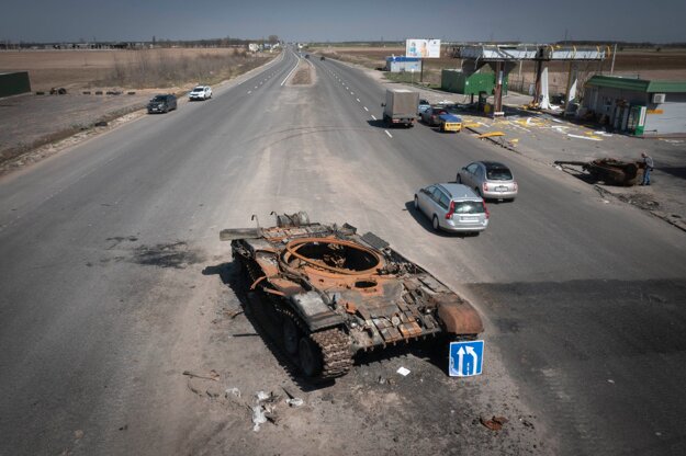 Zničený ruský tank na ceste smerom do Kyjeva.