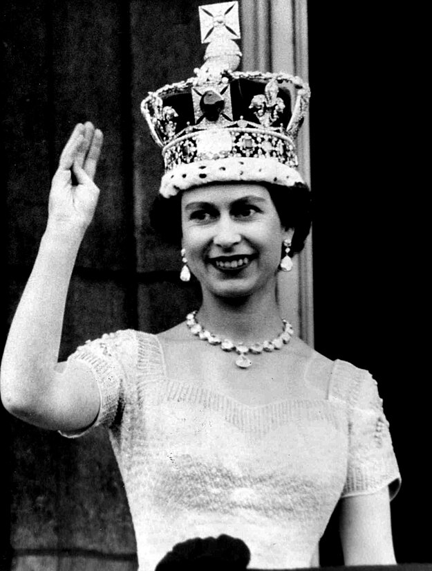 Alžbeta II. krátko po svojej korunovácii zdraví britskú verejnosť.