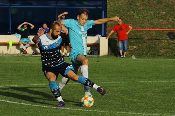 Vpravo strelec dvoch gólov Podhradia do siete Nedanoviec Oliver Oller.