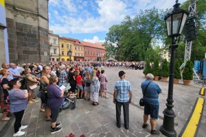 Takto to vyzeralo v dave pri veľkoplošnej obrazovke medzi katedrálou a Urbanovou vežou. Napokon zrejme neprišlo až toľko ľudí, ako sa očakávalo. Aj v Dóme nakoniec všetci ľudia sedeli, nikto nemusel ostať stáť.