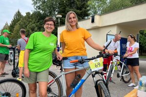 Účastníčky jazdy Na kolesách proti rakovine 2022 pred štartom.