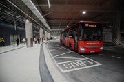 Autobusová stanica na bratislavských Nivách s pohodlným nastupovaním na nástupištiach je minulosťou.  