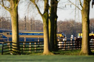 Po nehode podľa úradov neunikli žiadne nebezpečné látky.