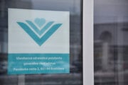 Na snímke vstup do budovy generálneho riaditeľstva Všeobecnej zdravotnej poisťovne 