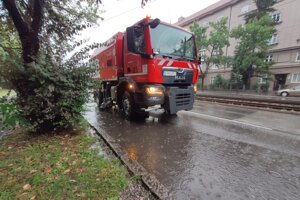 Veľké odsávacie vozidlo Komunálneho podniku Bratislava čistiace Račiansku ulicu. 