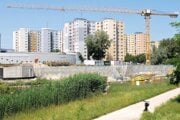Oceľová konštrukcia dlhá niekoľko sto metrov pri Kutlíkovej ulici. 
