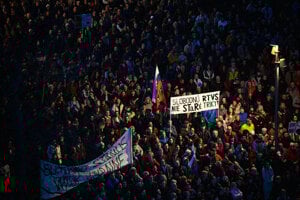 Protivládny protest opozície v Bratislave na Námestí Slobody. 