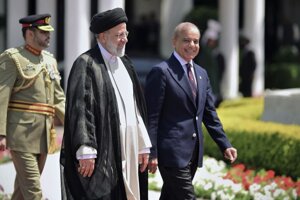 Iránsky prezident Ebráhím Raísí a pakistanský premiér Šehbaz šarif počas uvítacej ceremónie v Islamabade.