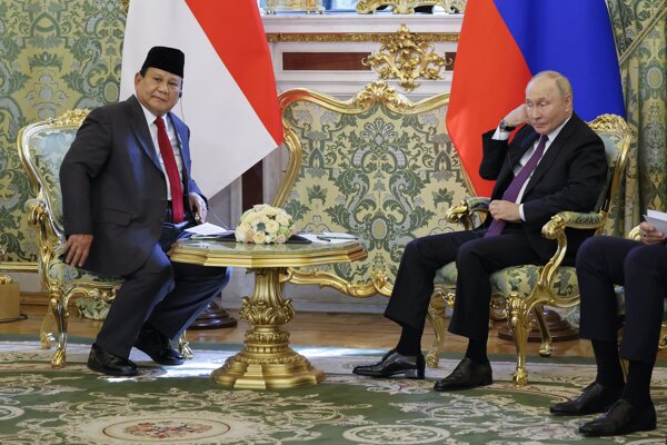 Zvolený indonézsky prezident Prabowo Subianto s ruským prezidentom Vladimirom Putinom v Moskve.
