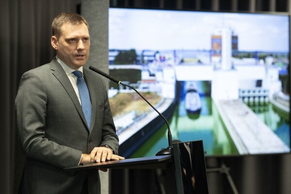Minister životného prostredia Tomáš Taraba počas návštevy Vodného diela Gabčíkovo.