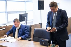 Na snímke disciplinárne stíhaný sudca Milan Ch. (vpravo) a advokát Rastislav Palovič počas pojednávania Najvyššieho správneho súdu v disciplinárnej veci 9. septembra 2024 v Bratislave. 