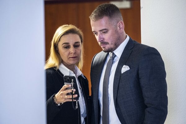 Štefan Žiga s advokátkou na pojednávaní Špecializovaného trestného súdu 7. októbra 2024. 