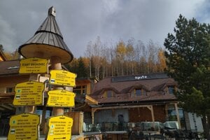 Typické turistické značky v Starom Smokovci.