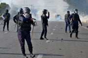 Policajti používajú slzotvorný plyn na sympatizantov uväzneného pakistanského expreméra Imrana Chána počas potýčok v Islamabade.