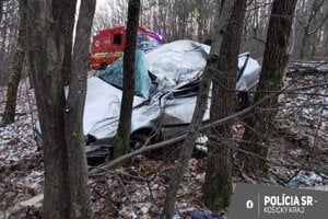Auto vyletelo z ostrej zákruty medzi stromy. Zvodidlá tam nie sú. Vodič podľahol zraneniam.