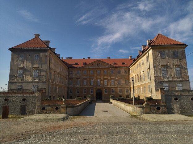 Kaštiel v Holíči sa postupne opravuje. Hlavná budova ešte čaká na renováciu. (zdroj: SME/Jozef Ryník)