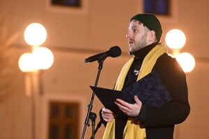 Herec Braňo Mosný reční aj na protestoch v Trnave.