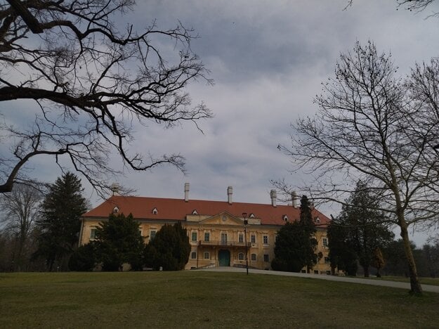 Pálffyovský kaštieľ v Malackách je v krásnom parku. (zdroj: SME/Jozef Ryník)