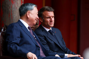 Francúzsky prezident Emmanuel Macron s generálnym tajomníkom Komunistickej strany Vietnamu To Lamom.