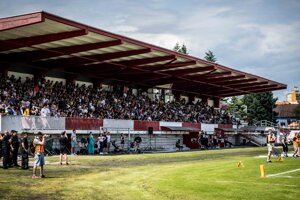 Americký futbal zaplnil štadión v Topoľčanoch. 