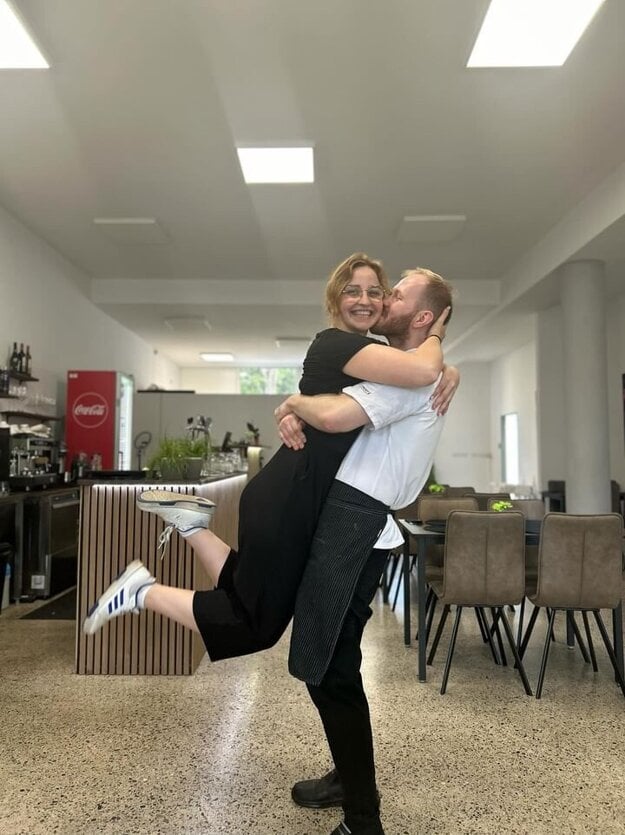 Jakub s priateľkou v novootvorenej reštaurácii Knedľa. (zdroj: archív respondenta)