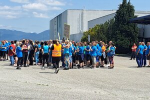 Ranná zmena prerušila výrobu na hodinu a zhromaždila sa na dvore závodu.