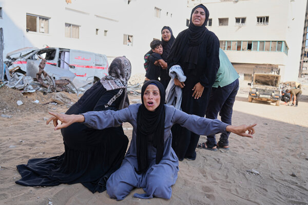 Palestínčania smútia za svojimi príbuzným.