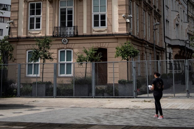 Plot okolo ambasády, ktorý špatí Hviezdoslavovo námestie. (zdroj: SME - Jozef Jakubčo)