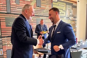 Matúš Šutaj Eštok a chorvátsky minister vnútra Davor Božinovič.