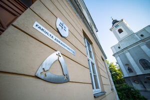 Nové centrum, ktoré vyrastie v priestoroch Fakulty zdravotníctva KU, bude rozvíjať technické aj netechnické zručnosti v odboroch fyzioterapia, ošetrovateľstvo, urgentná zdravotná starostlivosť, laboratórne vyšetrovacie metódy a rádiologická technika. 
