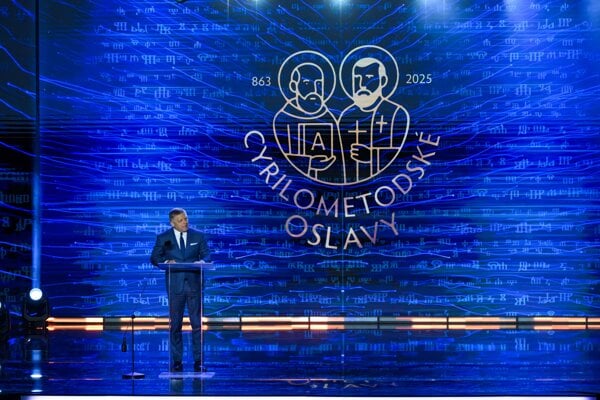 Premiér Robert Fico počas galavečera v rámci osláv sviatku Cyrila a Metoda na Devíne.