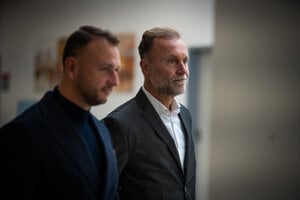 Po kolonoskopii urobili pacientovi vývod. Eštok sa aj tak nechystá odvolať šéfa nemocnice