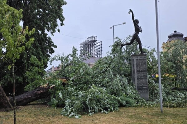 Strom spadol aj na Námestí Maratónu mieru.