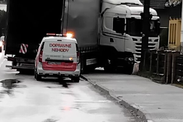 Kamión skončil v plote rodinného domu. 