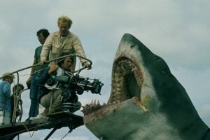 Režisér Steven Spielberg (za kamerou) s mechanickým žralokom. 