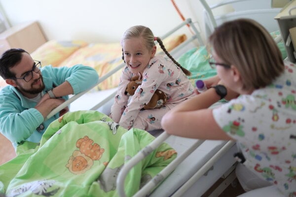 Zdravotníci detského oddelenia MNO sa starajú o malých pacientov.