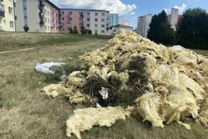 Týždeň po kalamite v Gelnici opravujú strechu, ktorú strhol vietor. 