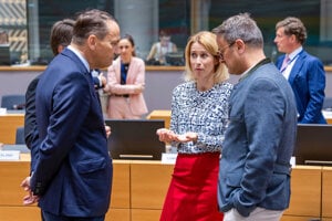 Šéfka európskej diplomacie Kaja Kallasová diskutuje v Bruseli s ministrami zahraničných vecí Poľska Radoslawom Sikorským (vľavo) a Luxemburska Xavierom Bettelom.