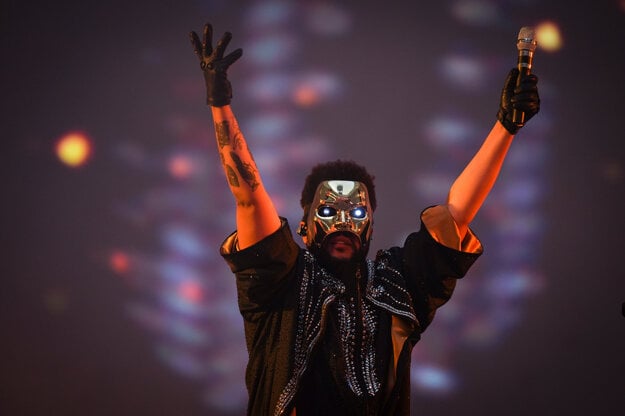 Spevák The Weeknd. Skladba v roku 2023 použila AI generované vokály, vydávajúce sa za speváka The Weeknda a rapera Draka. (zdroj: TASR/Darryl Dyck/The Canadian Press via AP)