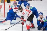 Joe Veleno (v strede) v zápase Slovensko - Kanada na MS v hokeji 2025.