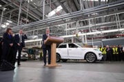 Britský premiér Keir Starmer v apríli 2025 navštívil závod Jaguaru Land Rover v Birminghame.