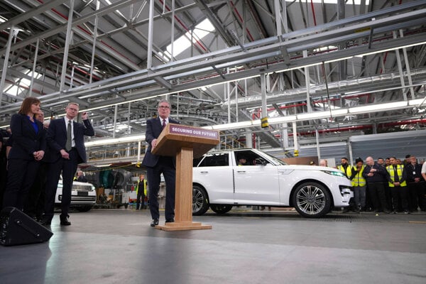 Britský premiér Keir Starmer v apríli 2025 navštívil závod Jaguaru Land Rover v Birminghame.