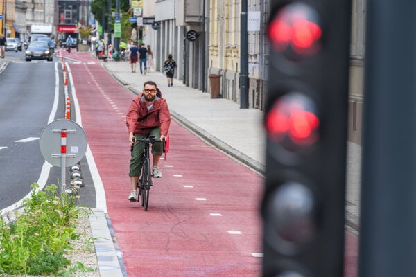 Cyklista na Dunajskej ulici. 