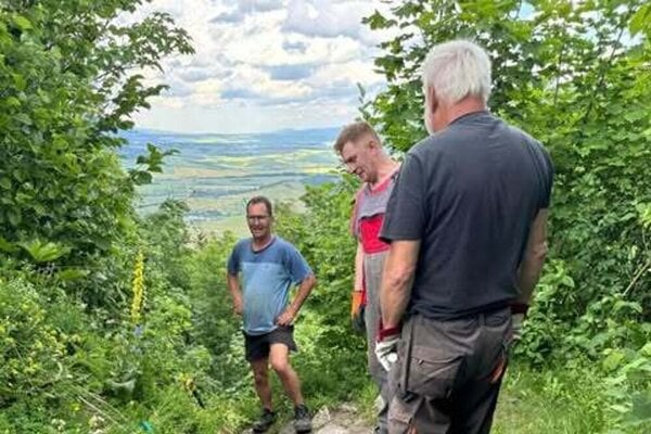 Kovové časti vynášajú ručne na pleciach a s pomocou lán.