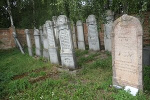 Židovský cintorín v Topoľčanoch. Vpravo hrob dcéry známeho rabína Chatama Sofera. 