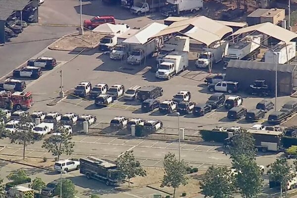 Policajné autá a hasiči na mieste výbuchu v policajnom výcvikovom zariadení v Los Angeles.