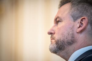Najvyšší plat by mal mať premiér, SNS navrhne zníženie platu prezidenta o polovicu